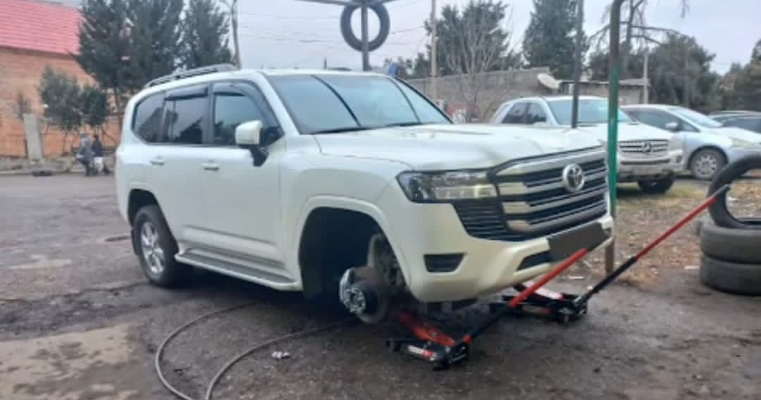 Toyota Land Cruiser tire change
